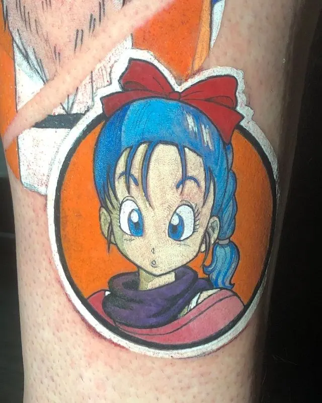 Close da Bulma em cor, dentro do círculo laranja, abaixo do Mestre Kame