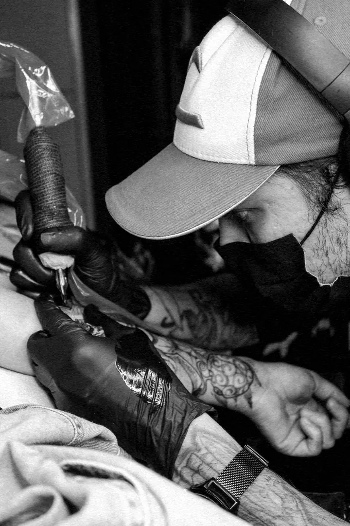 Michael Douglas tatuando de boné do Ash, de Pokémon