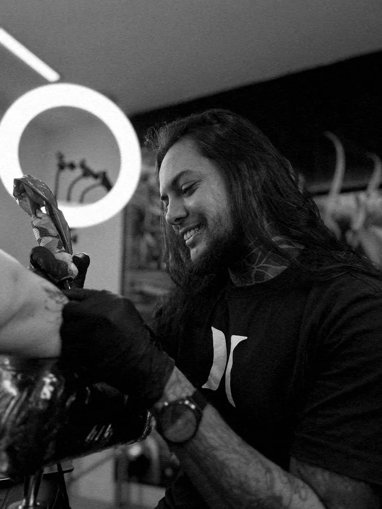 Michael Douglas tatuando com a ring light acesa