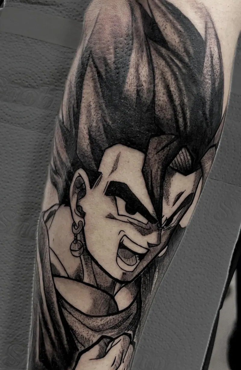 Tatuagem do Gogeta (Dragon Ball) em blackwork, externo do antebraço, uma sessão