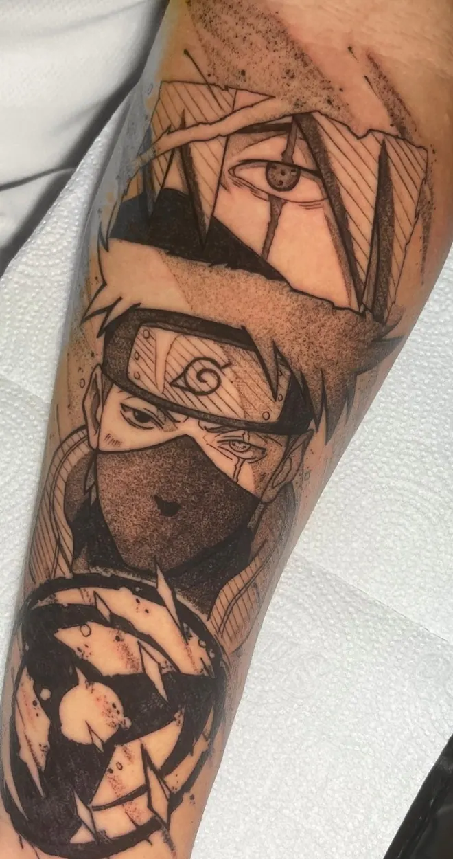 Tatuagem do Kakashi (Naruto) em blackwork, fechamento do interno do antebraço, feita em uma sessão