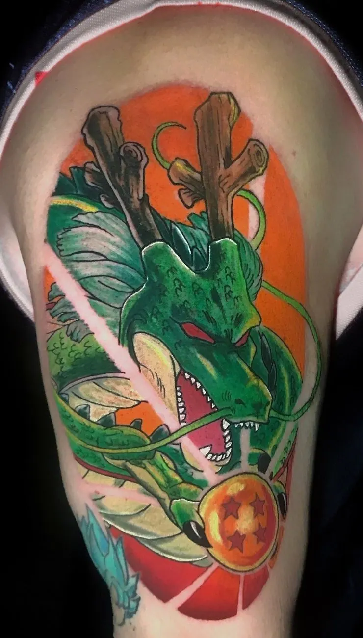 Tatuagem do Shenlong (Dragon Ball) colorida, lateral do braço, uma sessão