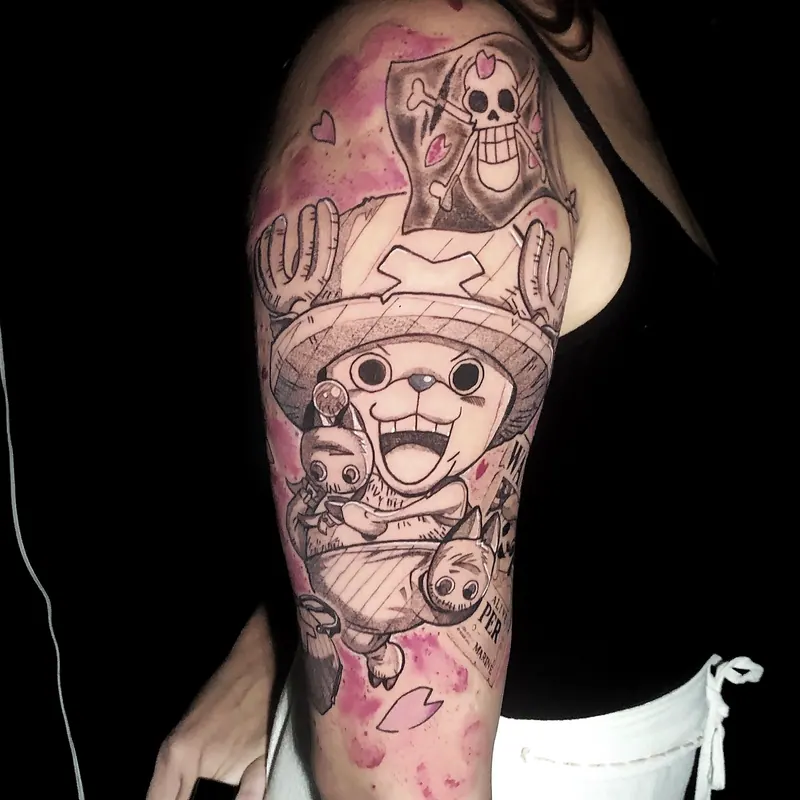 Tatuagem do Chopper (One Piece) com cartaz de procurado e aguada em rosa, fechamento do braço, uma sessão