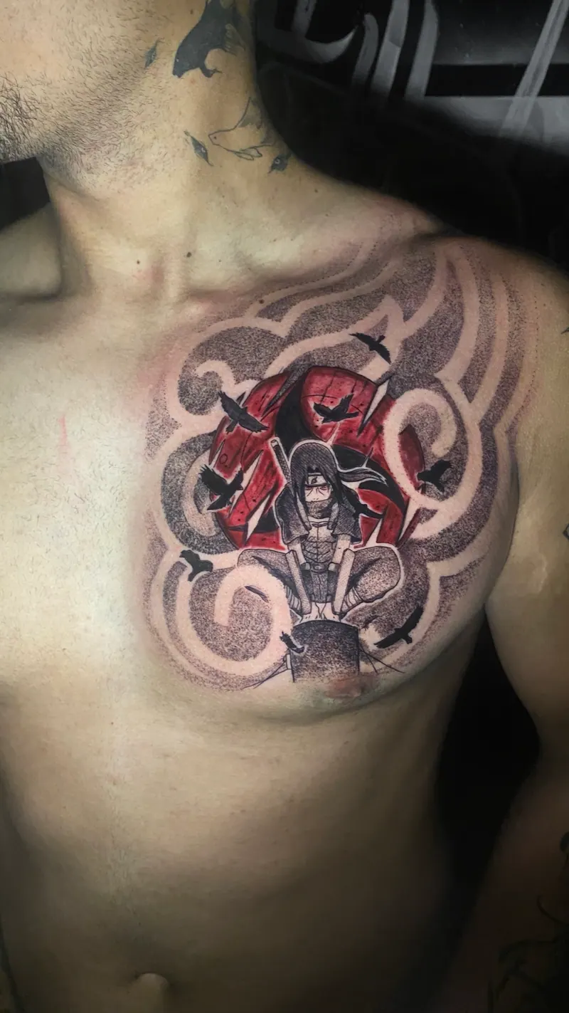 Tatuagem do Itachi (Naruto) em blackwork no peito, com a Akatsuki ao redor, uma sessão