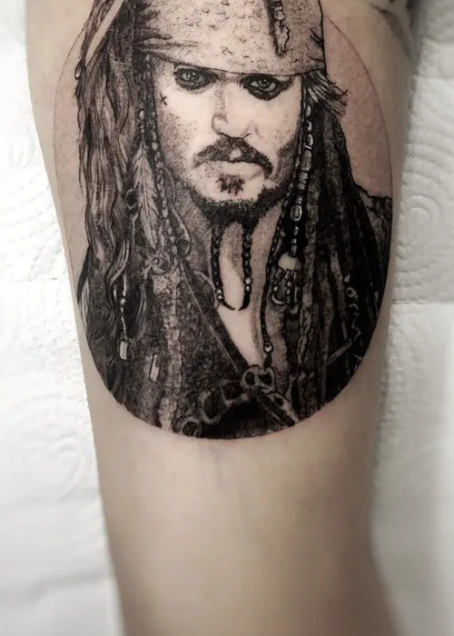 Tatuagem do capitão Jack Sparrow (Piratas do Caribe) em blackwork, interno do bíceps, uma sessão