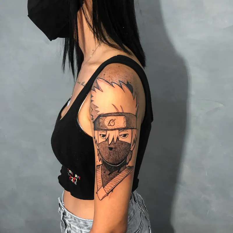 Tatuagem do Kakashi (Naruto) no braço, blackwork com a bandana em cor, uma sessão