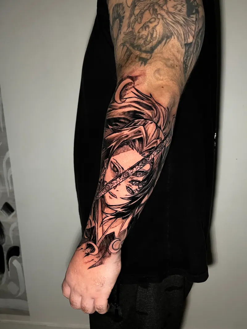 Tatuagem do Kokushibo, a Lua Superior Um (Demon Slayer), em blackwork no antebraço, uma sessão