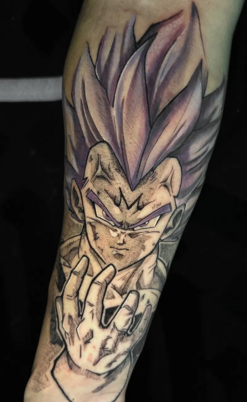Tatuagem do Majin Vegeta (Dragon Ball) com cabelo em cor, fechamento do interno do antebraço, uma sessão
