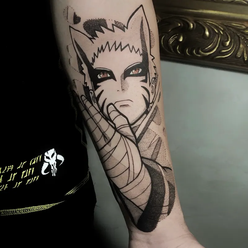 Tatuagem do Naruto no modo Kurama em blackwork, fechamento do antebraço, uma sessão
