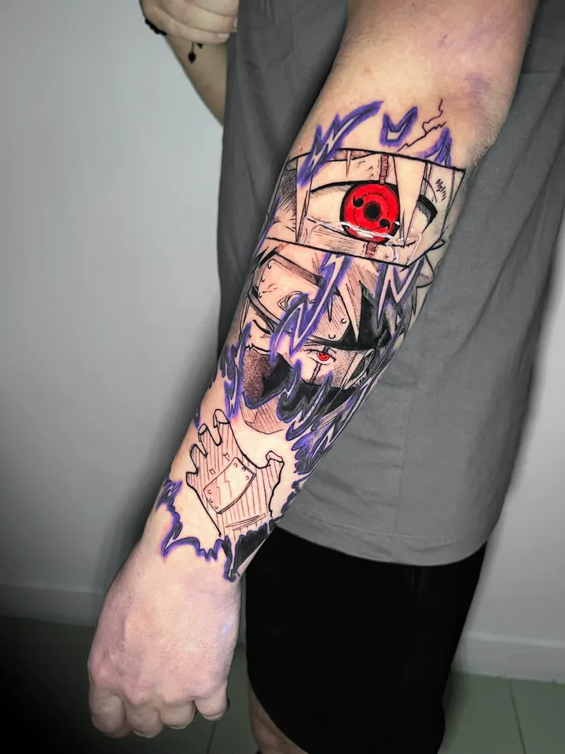 Tatuagem do Sasuke com o Rinnegan e raios em roxo (Naruto), antebraço, uma sessão