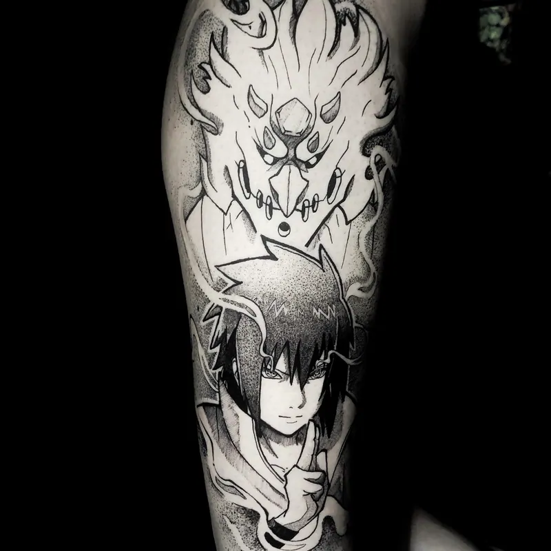 Tatuagem do Sasuke com o Susanoo atrás (Naruto) em blackwork, bíceps, uma sessão