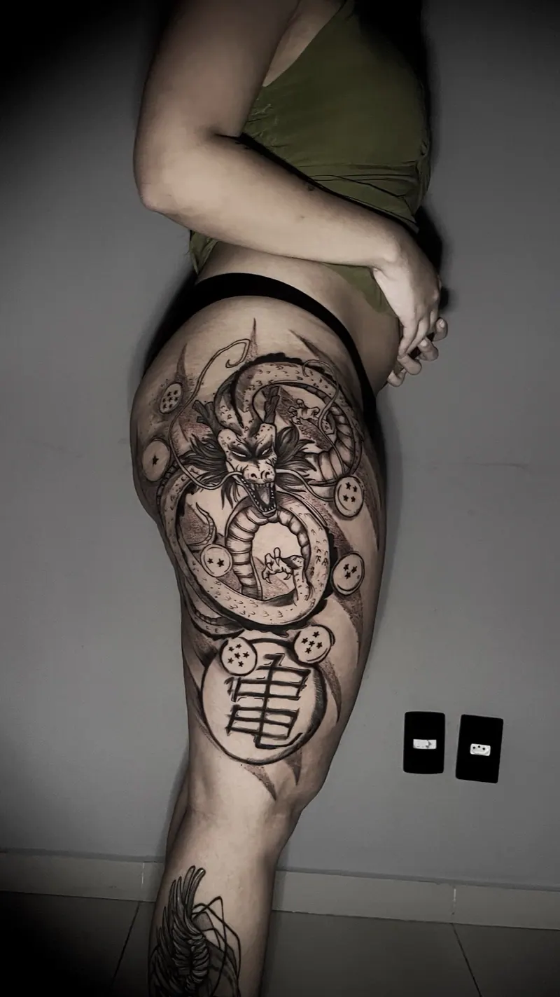 Tatuagem do Shenlong com as esferas do dragão (Dragon Ball) em blackwork, lateral da coxa, uma sessão